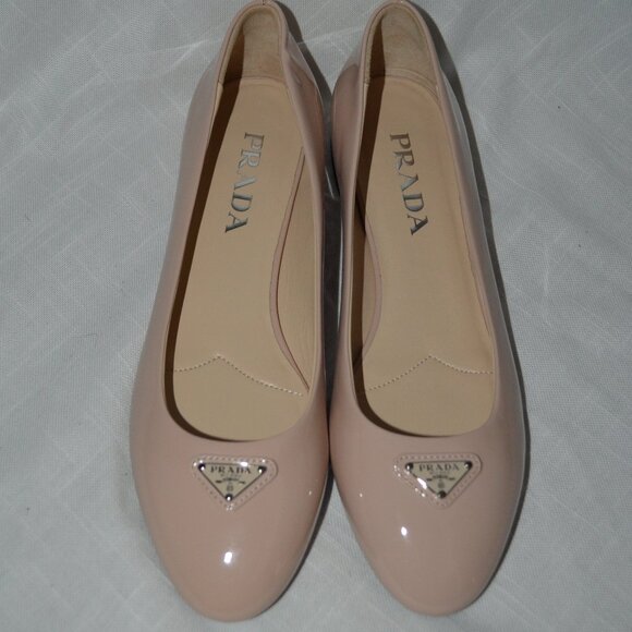 New $950 Sz 37.5 7 Prada Beige Patent Leather Logo Ballerina Flat - Picture 1 of 10